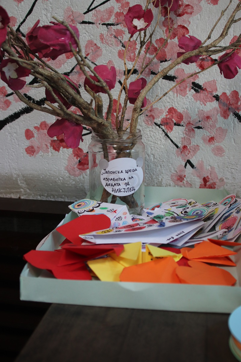 Дела од децата од градинката Никулец кои изработија обележувачи за книги и гранчиња цреши